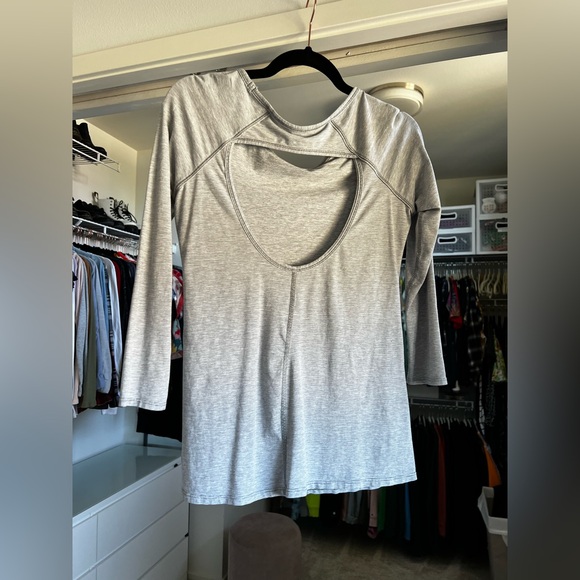 Lululemon 3/4 length sleeve shirt with cut out - size 4 - Picture 2 of 3